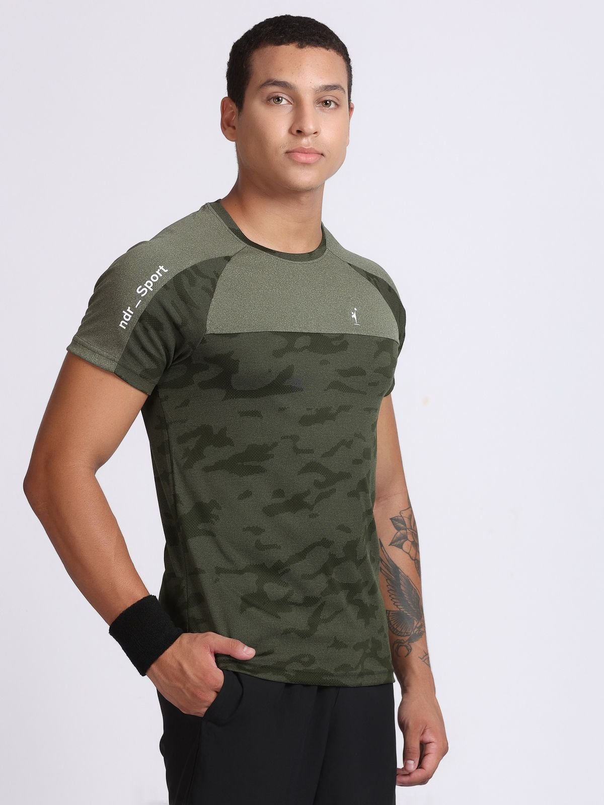 Right-side view of a man wearing an olive camo athletic t-shirt of NDR SPORT.
