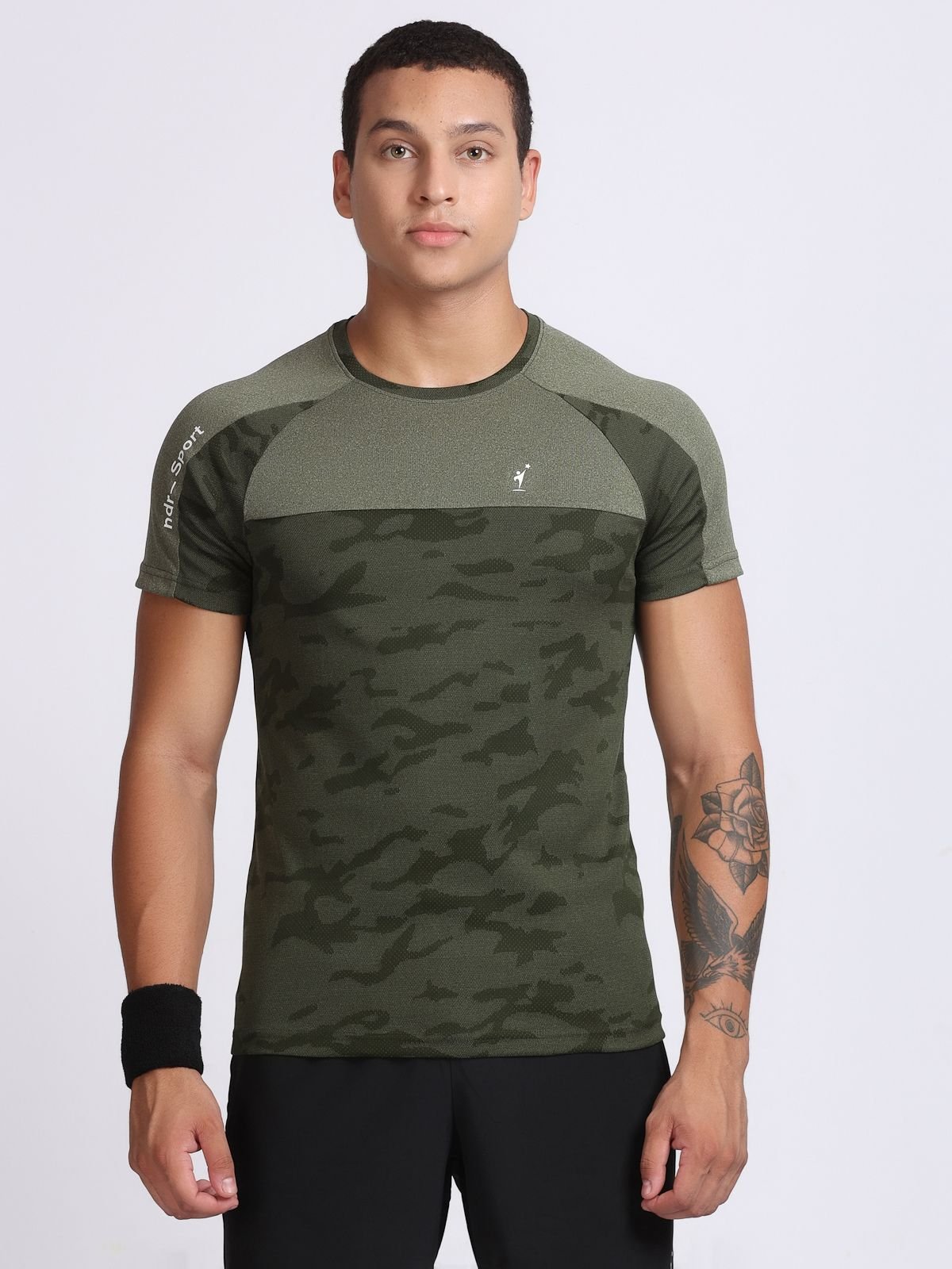 Front view of a man wearing an olive camo athletic t-shirt of NDR SPORT.